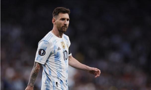 法国废弃公园虎鲸母子被困10个月 发现无人机后水中起舞